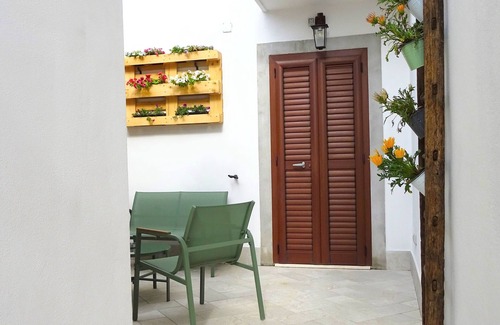 Lustra House | Cozy rooms with attention to detail and furnished in modern contemporary style