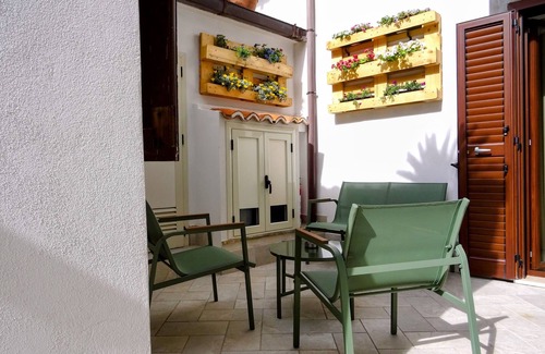 Lustra House | Cozy rooms with attention to detail and furnished in modern contemporary style