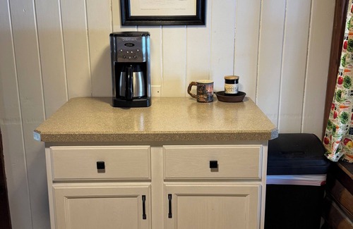 Honor Cabin | Cozy/rustic cabin in the woods.linens and firewood included!