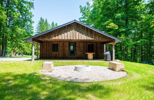 Madison Cabin | Cozy Rustic Cabin w/Hot Tub & Scenic Trails in Ohio’s Wine Country