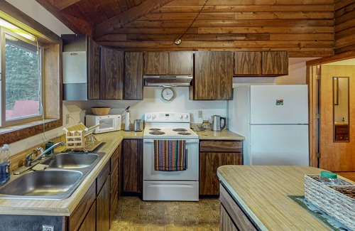 Wallowa County House | Cozy rustic cabin with views of lake Wallowa with WiFi, streaming, and grill