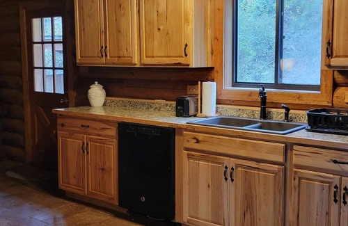Kingston Cabin | Cozy, rustic private cabin in the woods! Skip to the river & CDA bike trail!