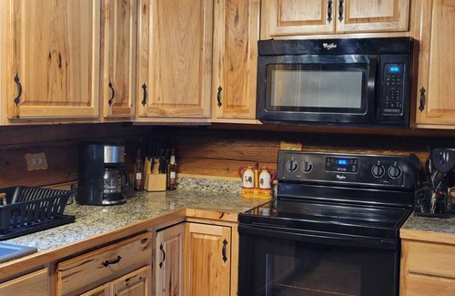 Kingston Cabin | Cozy, rustic private cabin in the woods! Skip to the river & CDA bike trail!