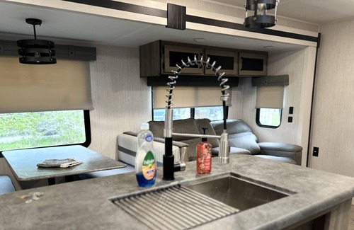 Astatula House | Cozy RV on Little Lake Harris with 2 kayaks/fishing poles. Steps on the lake.