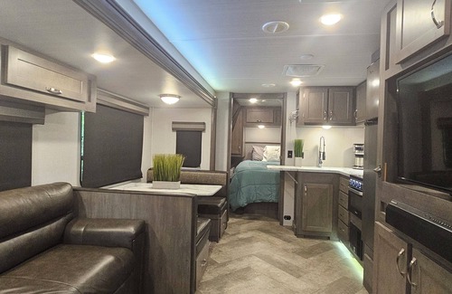 Acworth House | Cozy RV with 1 King bedroom, WiFi & AC in Pleasant Acworth
