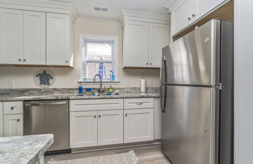 Norfolk Cottage | Cozy Safe Coastal Cottage 1.8 Mi from Hospitals Near Base + ODU
