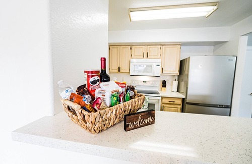 Silverado Ranch Condo | Cozy, safe Condo - 10 min from Strip/airport