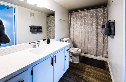 Silverado Ranch Condo | Cozy, safe Condo - 10 min from Strip/airport
