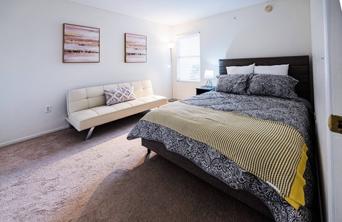 Silverado Ranch Condo | Cozy, safe Condo - 10 min from Strip/airport