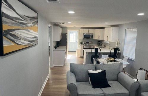 Live Oak House | Cozy Savannah 4BD|Home King Bed w/Parking near DT