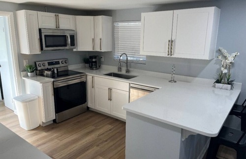 Live Oak House | Cozy Savannah 4BD|Home King Bed w/Parking near DT
