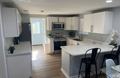 Live Oak House | Cozy Savannah 4BD|Home King Bed w/Parking near DT