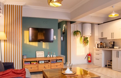 Kusadasi City Centre Apartment | Cozy Seaside Retreat w Sea View in Kusadasi
