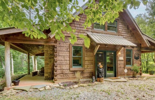 Rabun Gap Cabin | Cozy secluded creekside cabin, wood burning fireplace, seasonal Mountain Views.