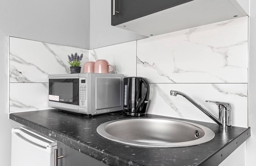Feltham West Apartment | Cozy Serviced Room in Feltham Heathrow London Tw13
