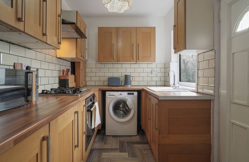 Sheffield House | Cozy Sheffield Retreat | 3BR, 2BA, Parking+WiFi | Contractors & Family Friendly