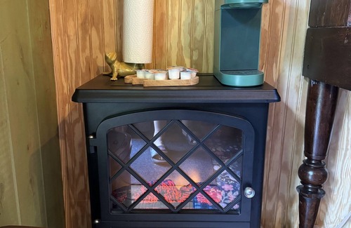 Elizabethtown Cabin | Cozy Shepherd’s Hut on Conewago Creek Near Lancaster & Hershey