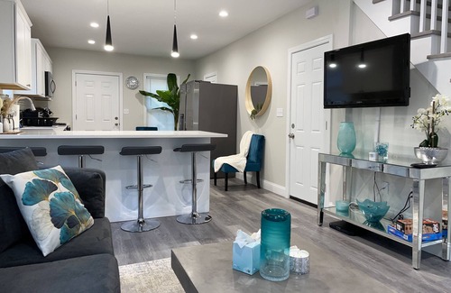 Quincy House | Cozy Short & Suite 4- Bedroom Stay- Minutes to City