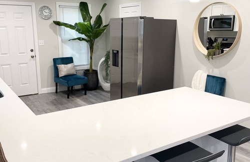 Quincy House | Cozy Short & Suite 4- Bedroom Stay- Minutes to City