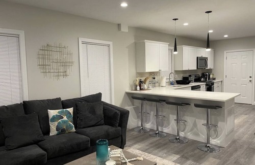 Quincy House | Cozy Short & Suite 4- Bedroom Stay- Minutes to City