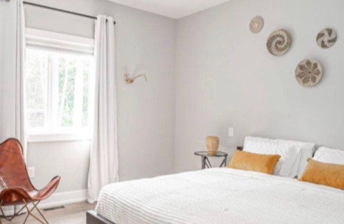 Moonstone House | Cozy Ski and Nature Retreat steps to Mount St. Louis, w hot tub!