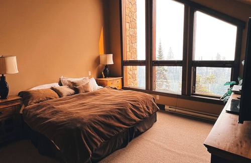 Big White Ski Resort Ski Chalet | Cozy Ski Chalet On Big White Mountain w/ Private Hot Tub