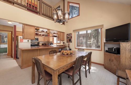 Old Town Cabin | Cozy Ski Inn! Walk to Slopes! Fabulous Hot Tub