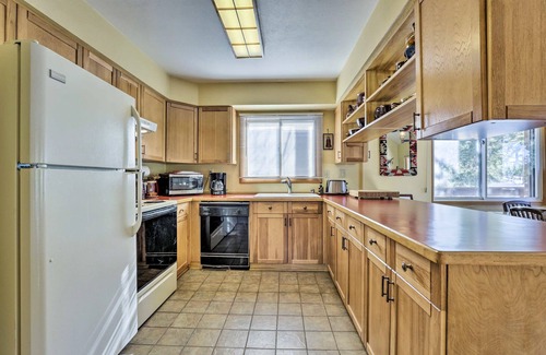 Old Town Cabin | Cozy Ski Inn! Walk to Slopes! Fabulous Hot Tub