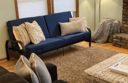 Raytown House | Cozy Sleeps 12 Updated 1800sqft home NO STAIRS