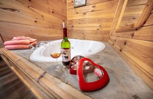 Pigeon Forge House | Cozy Smoky Mountain Cabin! Hot Tub Pool Table