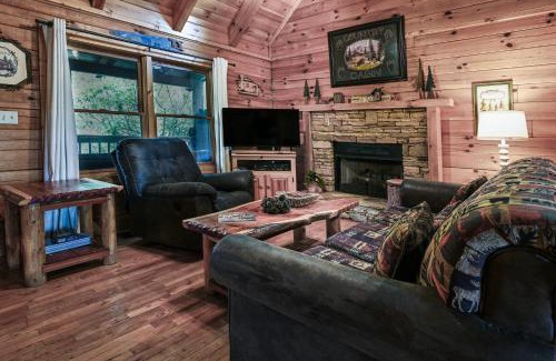 Pigeon Forge House | Cozy Smoky Mountain Cabin! Hot Tub Pool Table