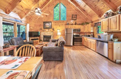 Pigeon Forge House | Cozy Smoky Mountain Cabin! Hot Tub Pool Table