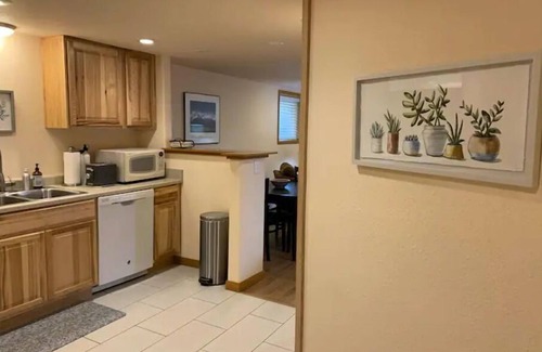 South Burlingame House | Cozy So Burlingame 2 bdrm. Close to I-5, OHSU, L&C