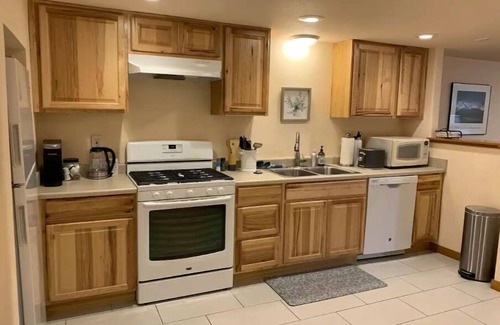 South Burlingame House | Cozy So Burlingame 2 bdrm. Close to I-5, OHSU, L&C