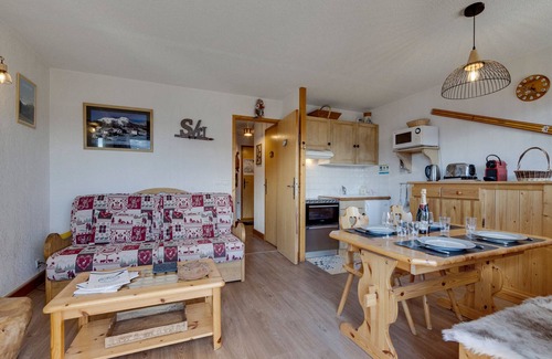 Les Eucherts Apartment | Cozy south-facing apartment with balcony, parking and Wi-Fi
