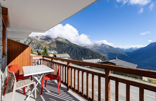 Les Eucherts Apartment | Cozy south-facing apartment with balcony, parking and Wi-Fi