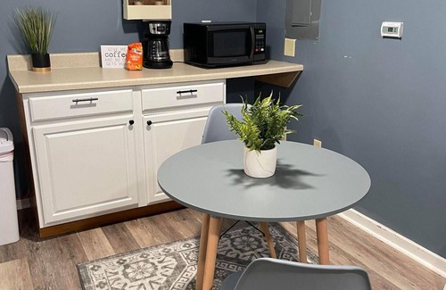 Waynesboro Apartment | Cozy Space in Downtown Waynesboro Close to Parkway, BR Tunnel, 151