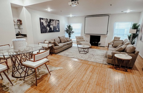 Sawtelle Condo | Cozy & Spacious 2BR/2BA Pet-Friendly Haven in Los Angeles