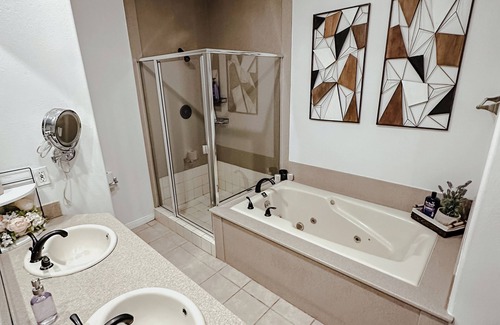 Sawtelle Condo | Cozy & Spacious 2BR/2BA Pet-Friendly Haven in Los Angeles