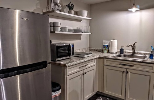 Bellingham House | Cozy & Spacious Daylight Basement Suite +HOT TUB!