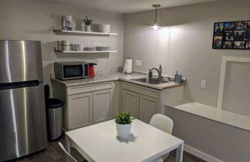 Bellingham House | Cozy & Spacious Daylight Basement Suite +HOT TUB!