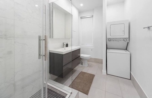 Cote-Des-Neiges—Notre-Dame-De-Grace Apartment | Cozy, Spacious,Renovated, 4 bdr, 2 baths