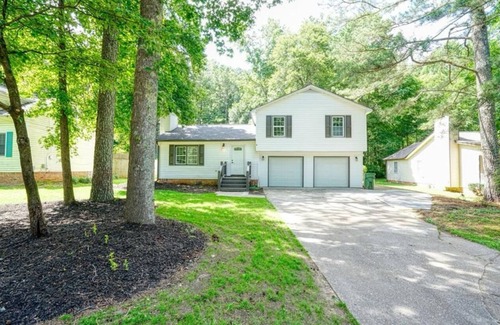 Loganville House | Cozy/spacious split level house.