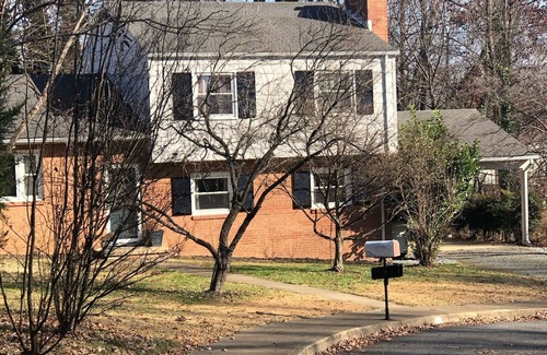 Rio Bed & Breakfast | Cozy stay in an updated colonial style house, ≈ 5 min drive to downtown and UVA