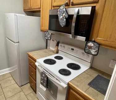 Sunshine Apartment | Cozy Stay Near Dow, Golf, & LSU