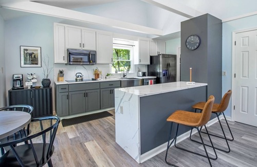 Roseland House | Cozy stay with hot tub, mountain views & kid cave.