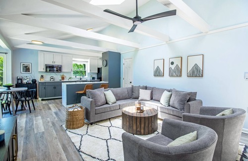 Roseland House | Cozy stay with hot tub, mountain views & kid cave.