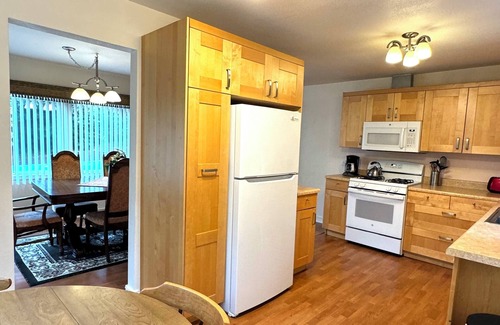 Retsil House | Cozy step-free house - walk to ferry and downtown waterfront