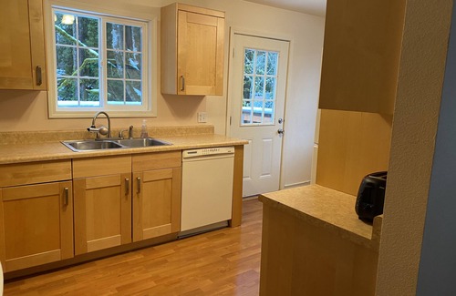Retsil House | Cozy step-free house - walk to ferry and downtown waterfront