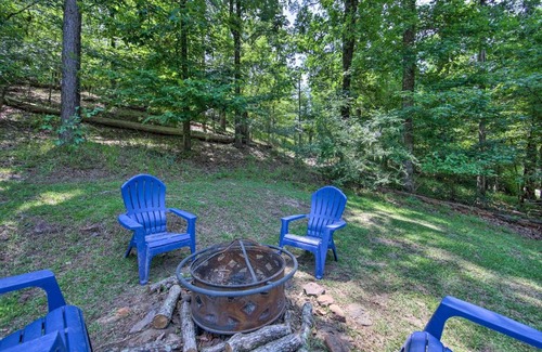 Avinger Apartment | Cozy Studio Cabin on Lake O the Pines with Deck!